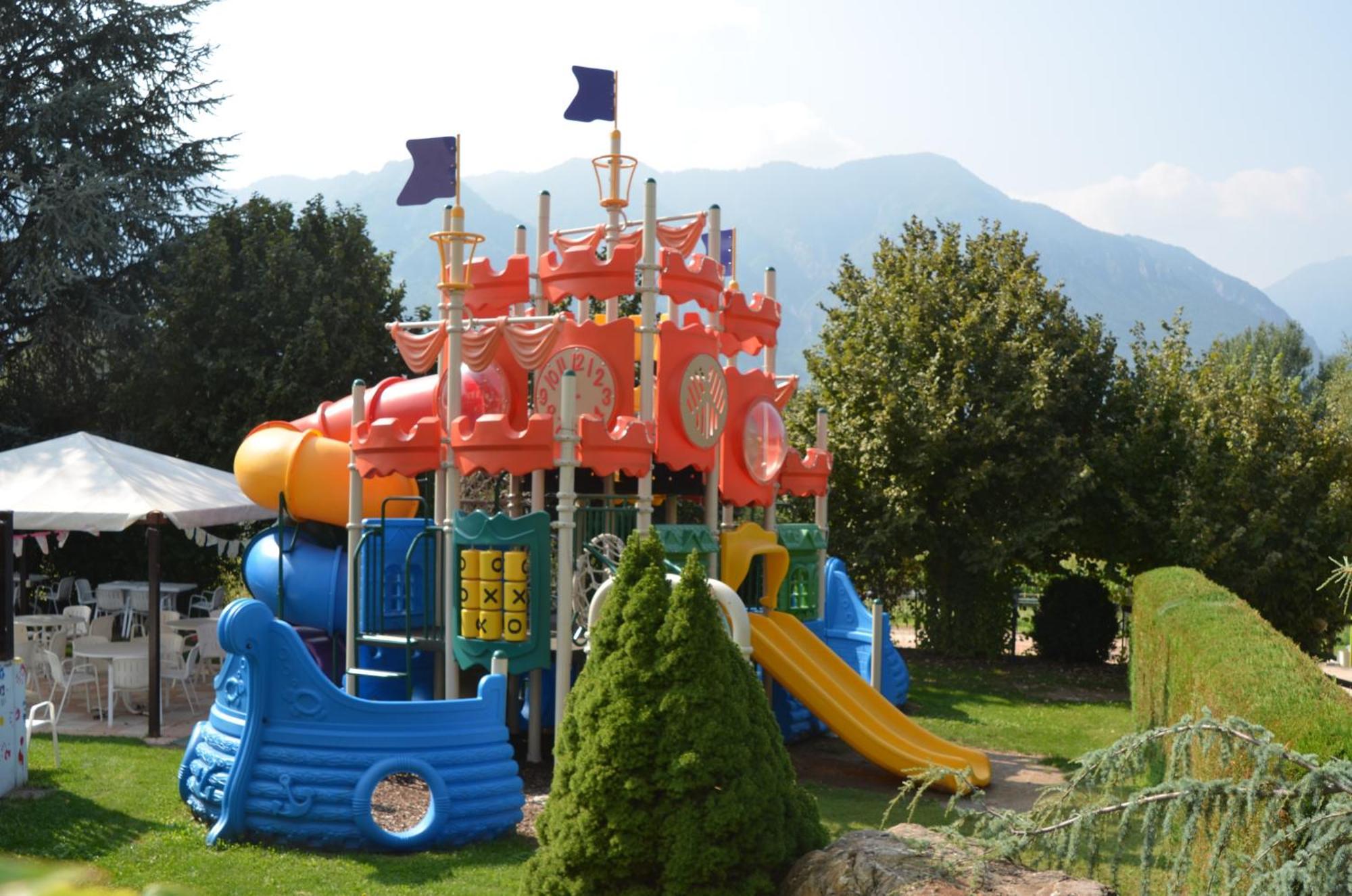 Family Hotel Primavera Levico Terme Exteriör bild